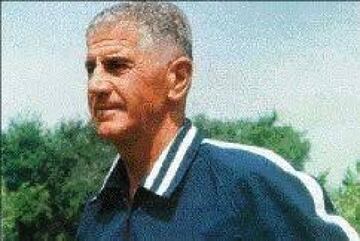 Campe車n del mundo con Uruguay en el Mundial 50 celebrado en Brasil. Juan L車pez Fontana, el t谷cnico que dirigi車 a Uruguay en el Maracanazo, no fue jugador de f迆tbol. Fue masajista de Central y de ah赤 pas車 ser entrenador y ya dirigi車 a Uruguay en el Sudamerica del 57. Era un gran componedor de grupos, Hizo historia ganando a Brasil en su Mundial del 50.