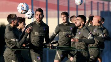 Los futbolistas del Atlético, en el entrenamiento del jueves en San Rafael.