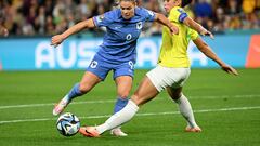 Brisbane (Australia), 29/07/2023.- Eugenie Le Sommer (L) of France is tackled by Rafaelle of Brazil during the FIFA Women's World Cup 2023 soccer match between France and Brazil at Brisbane Stadium in Brisbane, Australia, 29 July 2023. (Mundial de Fútbol, Brasil, Francia) EFE/EPA/DARREN ENGLAND AUSTRALIA AND NEW ZEALAND EDITORIAL USE ONLY
