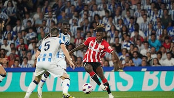 Athletic Bilbao's Spanish forward #11 Nico Williams (R) runs with the ball during the Spanish Liga football match between Real Sociedad and Athletic Club Bilbao at the Anoeta stadium in San Sebastian on September 30, 2023. (Photo by CESAR MANSO / AFP)