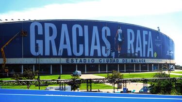 El Estadio Ciudad de Málaga luce desde este martes una lona gigante de 2.600 metros cuadrados de superficie con una figura de Rafa Nadal de espaldas de 15 metros de altura, en la que se lee "Gracias, Rafa", que se sitúa frente a los accesos al Palacio de los Deportes Martín Carpena, donde el tenista disputará su último torneo como profesional del 19 al 24 de noviembre en la final de la Copa Davis y con la que el Ayuntamiento y la Diputación de Málaga agradecen al tenista mallorquín que haya elegido la ciudad para coronar su carrera.