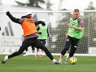 Mastantuono pugna por el control del balón con Camavinga.