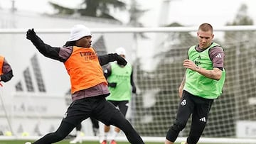 Mastantuono pugna por el control del balón con Camavinga.