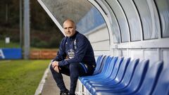 El entrenador del Fabril Óscar Gilsanz en el banquillo de Abegondo.