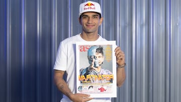 Jorge Martín, con la portada de AS que ilustra su título de MotoGP.