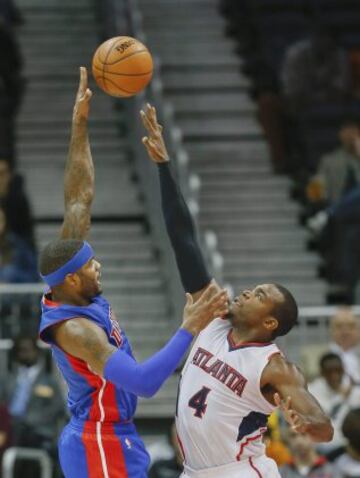  Josh Smith evita por los pelos el tapón de Paul Millsap. 