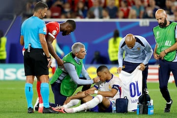 Kylian Mbappé recibe asistencia del cuerpo médico de la selección francesa.