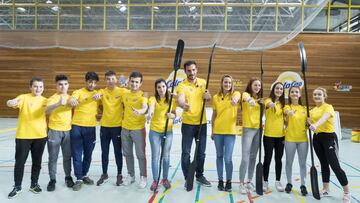 Mireia Belmonte y Saúl Craviotto, junto a jóvenes deportistas.