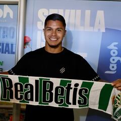 Cucho Hernández llega a Sevilla