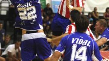 <b>ALTO. </b>Markussen (2,12 m.) lanza por encima del muro local.