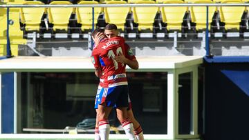 Weissman y Uzuni celebran un gol.