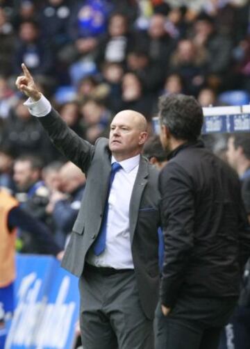 Pepe Mel da instrucciones a sus jugadores.