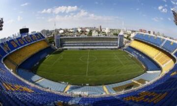 El estadio de Boca Juniors es un lugar frecuentado por fantasmas, se ha reportado la aparición de un hombre que aparece sentado contemplando a la cancha para luego desaparecer misteriosamente.
