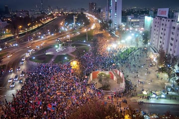 Hinchas de Universidad de Chile celebran en Plaza Italia.