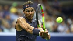 Rafael Nadal devuelve una bola ante Vasek Pospisil en su partido de segunda ronda del US Open en el USTA Billie Jean King National Tennis Center de Flushing Meadows, New York City.