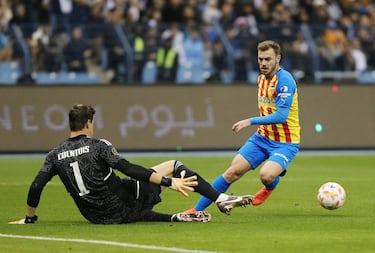 Mano a mano de Toni Lato con Thibaut Courtois.