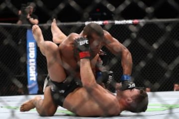 Los golpes más brutales en los combates de la UFC