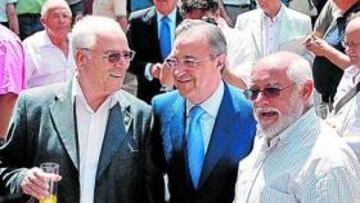 <b>BAÑO DE MASAS. </b>Florentino, posando ayer con varios peñistas.