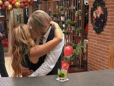 El toque de atenci車n de Carlos Sobera a dos solteros por comerse a besos en la barra en &First Dates*