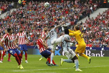 Jugada en la que el jugador del Celta, Santi Mina y el portero del Atlético de Madrid, Oblak, chocan fuertemente. 
