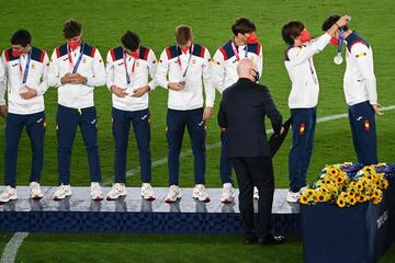 El equipo español recibe la medalla de plata. 