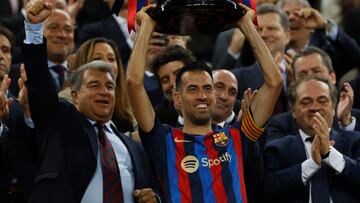 Sergio Busquets levanta el trofeo de la Liga en el Camp, tras la derrota ante la Real Sociedad.