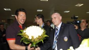 Simeone recibe un ramo de flores en la llegada del equipo a Bak&uacute;, Azerbaiy&aacute;n.