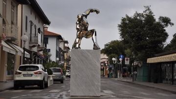 El artista Daniel Basso, fue el encargado de diseñar la figura de Iron Man que montaron en la ciudad de Forte del Marte, en Italia.