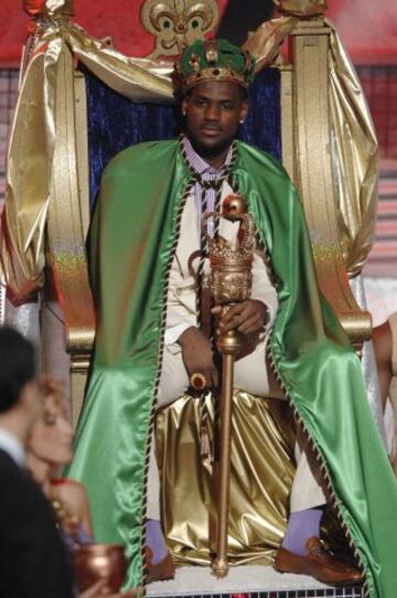 LeBron vestido de rey en los "2007 ESPY Awards" en Hollywood.