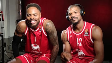 DeShaun Thomas y Kyle Hines, del Armani Milán.