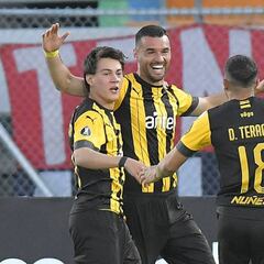 En crisis y con dos bajas: así recibirá Peñarol a Colo Colo