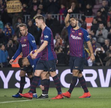 El jugador del Barcelona Luis Suárez celebra el 1-0 al Eibar. 