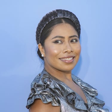 La actriz mexicana asistió a la Semana de la Moda en Nueva York y portó un vestido en color metálico.
