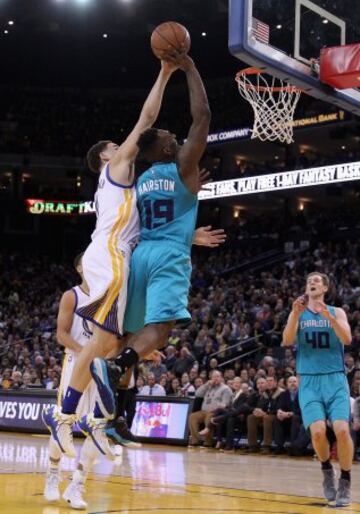 Klay Thompson bloquea el lanzamiento de P.J. Hairston.