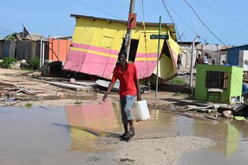 Un hombre pasa junto a una casa destruida por el huracán Beryl en el asentamiento pesquero de Rocky Point, Clarendon, Jamaica.