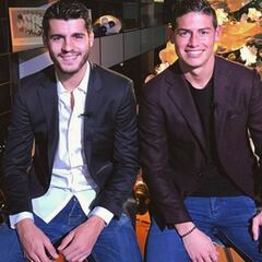 Morata felicita las fiestas acompañado por James