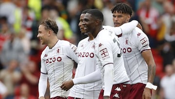 Soccer Football - Premier League - Manchester United v Aston Villa - Old Trafford, Manchester, Britain - September 25, 2021 Aston Villa's Kortney Hause celebrates with teammates after the match REUTERS/Phil Noble EDITORIAL USE ONLY. No use with unaut