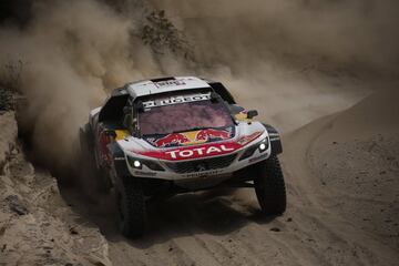 Los franceses Sebastian Loeb y Daniel Elena de Peugeot compiten en la cuarta etapa del rally Dakar 2018