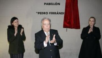 RECONOCIMIENTO. Ferr&aacute;ndiz descubre el nuevo nombre del pabell&oacute;n.
 