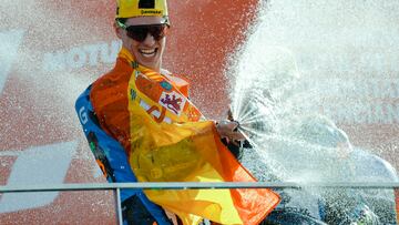 GRAFCVA7028. CHESTE (VALENCIA), 26/11/2023.-El español Fermín Aldeguer (Boscoscuro) sumó su cuarta victoria consecutiva al vencer el Gran Premio de la Comunidad Valenciana de Moto2, por delante del valenciano Arón Canet (Kalex) y Alonso López (Boscoscuro). EFE/ Biel Aliño
