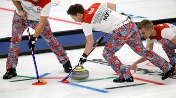 Otra vez predomina el color rojo en estos uniformes, pero los detalles en azul y blanco son lo que llaman la atención. Flores y hojas cubren los pants en un diseño sumamente elegante.