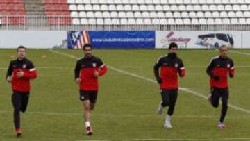 Los jugadores del Atlético se ejercitan en el Cerro del Espino.