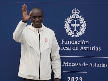 El atleta keniano Eliud Kipchoge ha sido galardonado con el Premio Princesa de Asturias de los Deportes 2023. El jurado, del que forma parte Vicente Jiménez, director de AS, ha otorgado este premio al atleta keniano. Kipchoge es una de las grandes figuras del atletismo actual, ya que en su palmarés figuran dos oros olímpicos en maratón en Río 2016 y Tokio 2020, haber ganado en cuatro de las grandes maratones en Chicago, Londres, Berlín y Tokio; y tener el récord del mundo de maratón con una marca de 2:01:09 conseguido en septiembre de 2022 en Berlín. Cabe destacar que Kipchoge también fue el primer ser humano en bajar de las dos horas en completar una maratón con un tiempo de 1:59:40, aunque no fue reconocido como plusmarca oficial.