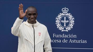 El atleta keniano Eliud Kipchoge ha sido galardonado con el Premio Princesa de Asturias de los Deportes 2023. El jurado, del que forma parte Vicente Jim¨¦nez, director de AS, ha otorgado este premio al atleta keniano. Kipchoge es una de las grandes figuras del atletismo actual, ya que en su palmar¨¦s figuran dos oros ol¨ªmpicos en marat¨®n en R¨ªo 2016 y Tokio 2020, haber ganado en cuatro de las grandes maratones en Chicago, Londres, Berl¨ªn y Tokio; y tener el r¨¦cord del mundo de marat¨®n con una marca de 2:01:09 conseguido en septiembre de 2022 en Berl¨ªn. Cabe destacar que Kipchoge tambi¨¦n fue el primer ser humano en bajar de las dos horas en completar una marat¨®n con un tiempo de 1:59:40, aunque no fue reconocido como plusmarca oficial.