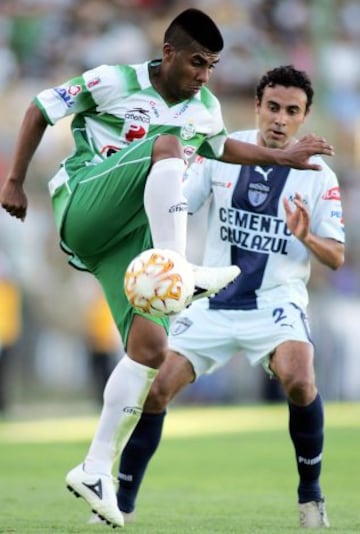 Imagen del juego de ida de los Cuartos de Final del Clausura 2007 que terminó con empate a un gol entre Santos y Pachuca. Daniel Ludueña controla el balón ante la marca de Leobardo López, del Pachuca.