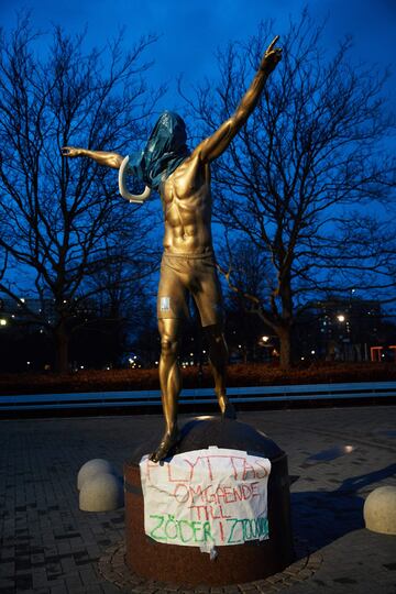 Los aficionados del Malmö no han perdonado a Zlatan Ibrahimovic que se haya convertido en copropietario del Hammarby, club de fútbol sueco de Estocolmo, y han atacado su escultura en Malmö.