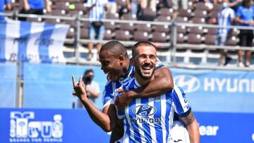 Dioni, delanteor del CD Atlético Baleares, celebra un gol anotado contra el Albacete.