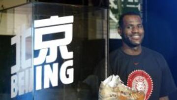 LeBron James en Beijing presentando un modelo de sus zapatillas.