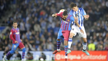 Le Normand pugna por el balón con Aubameyang.