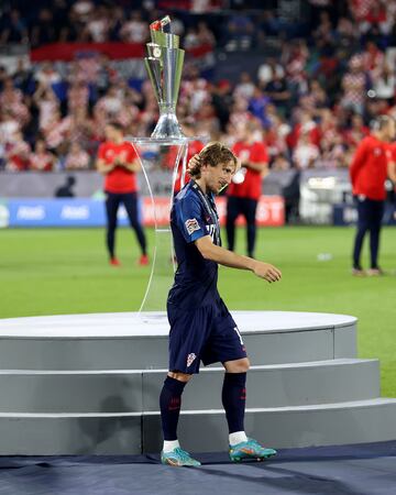 Luka Modric recoge la medalla de subcampeón.